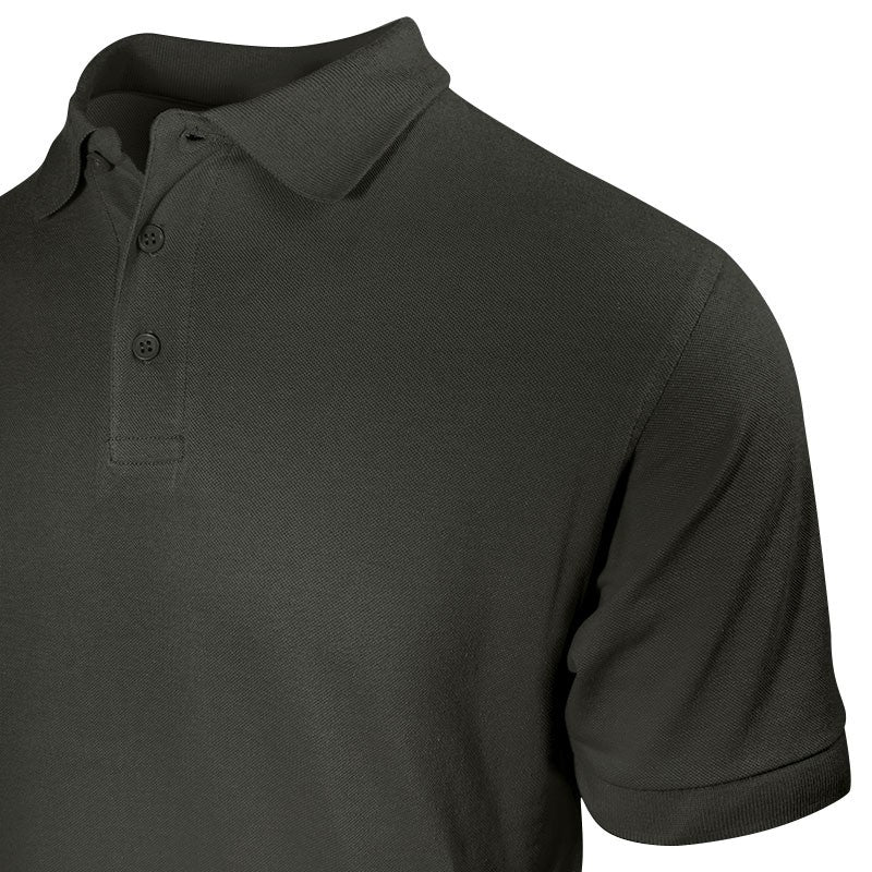 Polo gris foncé pour homme détail sur le col