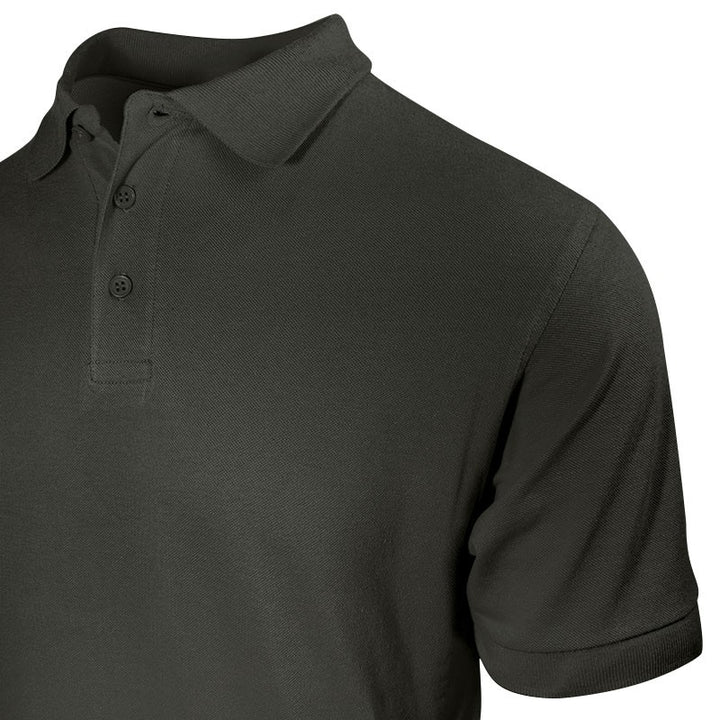 Polo gris foncé pour homme détail sur le col