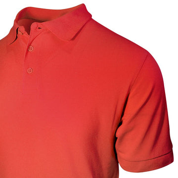 Polo homme de couleur rouge détail sur le col avec 3 boutons