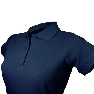 Polo style féminin détail vue col et boutons