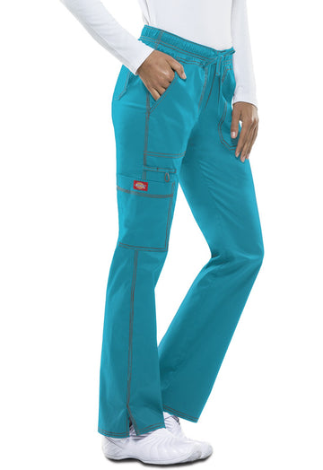 Pantalon médical Dickies vue mannequin femme de couleur bleu