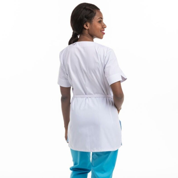 Blouse Estheticienne ECO/LYOCELL forme Cache-Cœur Longue Blanche - MANELLI de dos