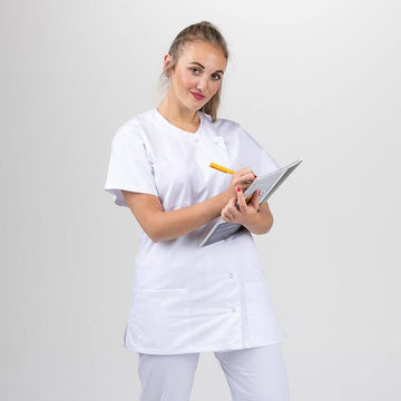 Blouse médicale blanche Manelli avec fermeture asymétrique en boutons pression pour plus d'aisance. Double poche sur le côté.