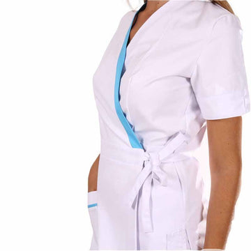 Blouse esthetique cache-cœur blanche et bleue Inès profil