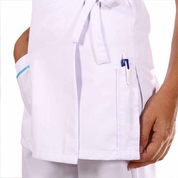 Zoom sur blouse estheticienne cache-cœur blanche et bleue Inès