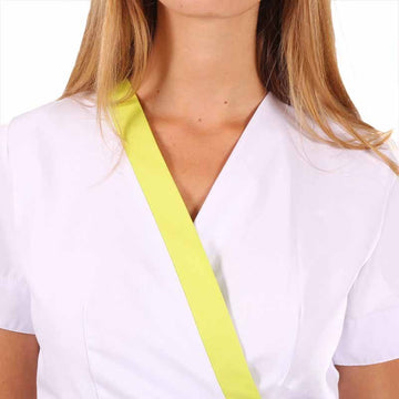Blouse de travail cache-cœur blanche et vert anis Inès