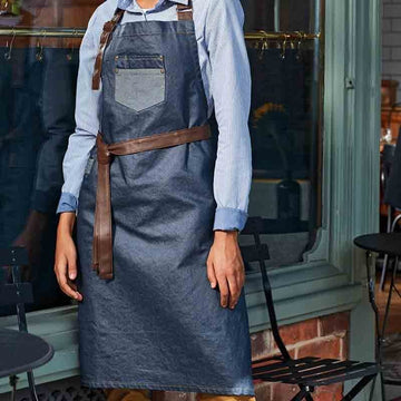 Tablier à bavette Division Indigo Denim porté