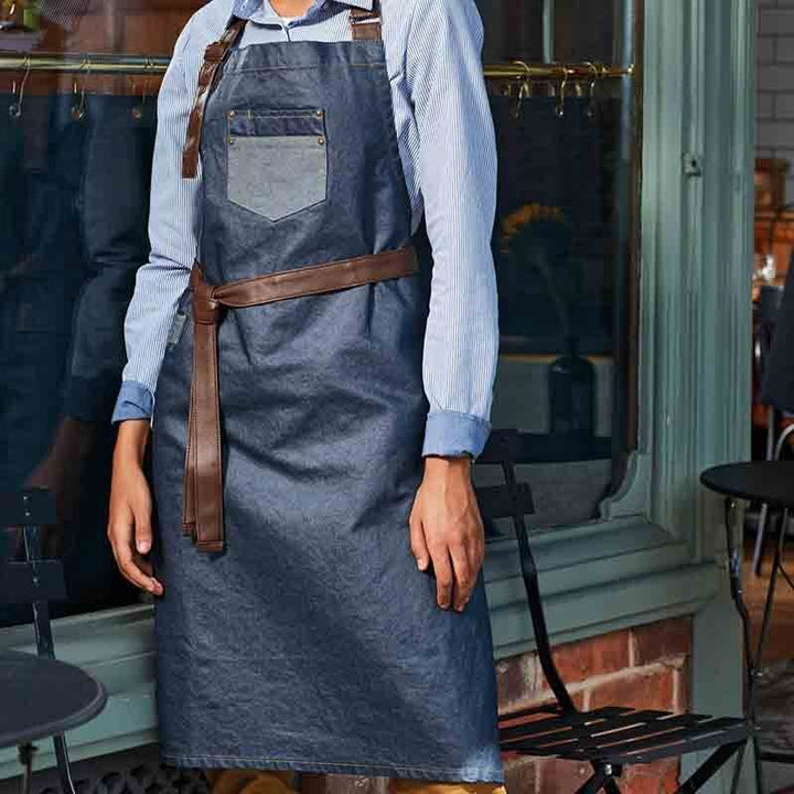 Tablier à bavette Division Indigo Denim porté