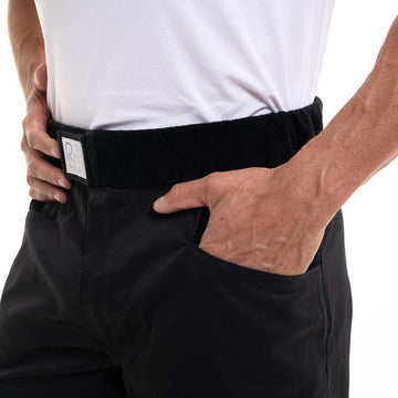 Détail de la ceinture ajustable et de la broderie sur le devant du pantalon de cuisine arenal noir de Robur