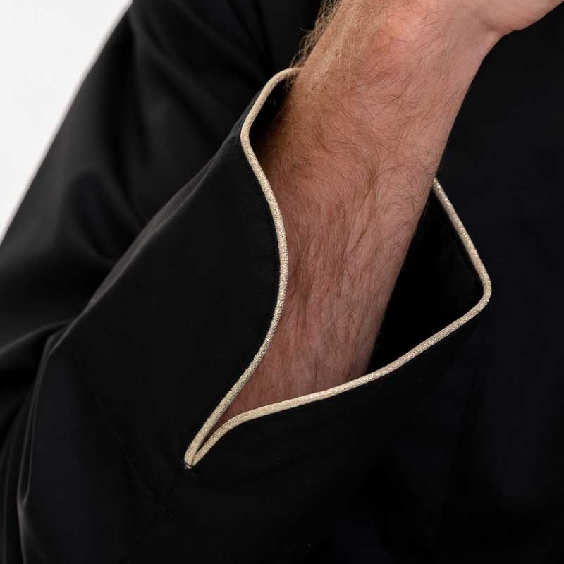 Détail de la veste de cuisine gold et son liseré or sur la manche modèle Gold Manelli