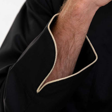 Détail de la veste de cuisine gold et son liseré or sur la manche modèle Gold Manelli