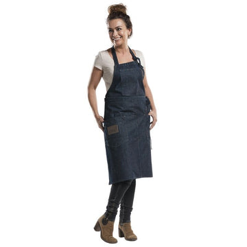 Tablier Chaud Devant en jean denim porté par une femme