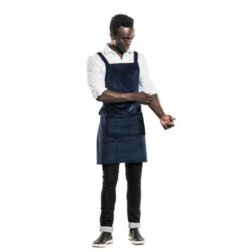 Tablier en velours bleu chaud devant porté par un mannequin homme