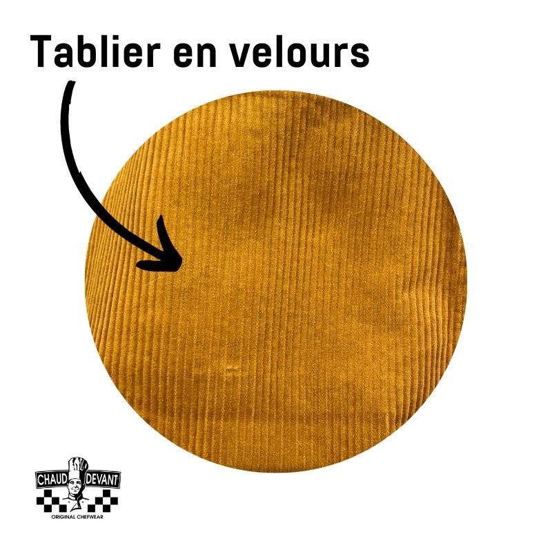 Zoom sur le tablier, sur sa matière en velours
