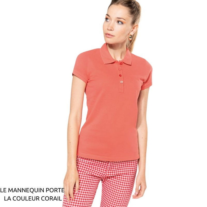 exemple polo porté par une mannequin, polo couleur corail
