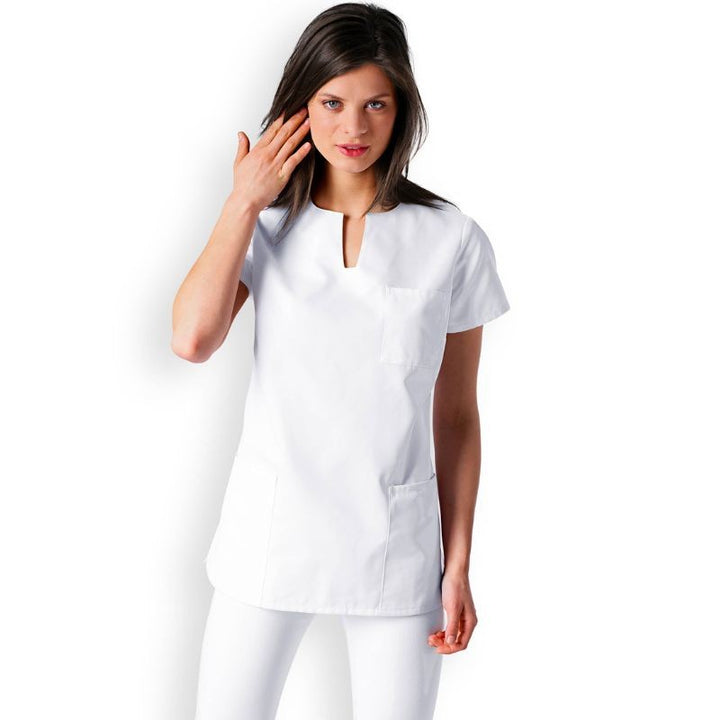 tunique médicle blanche portée par une mannequin