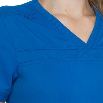 Tenue médicale, avec zoom sur le col en V