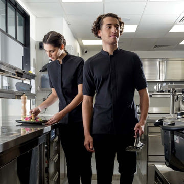 Cuisinier avec veste de cuisine gari noire de Robur