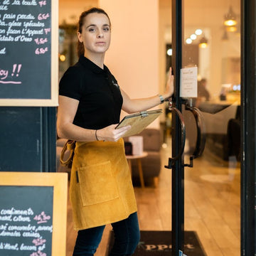 Tablier Chaud Devant, mise en situation avec serveuse