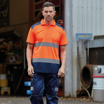 Homme avec polo haute visibilité orange