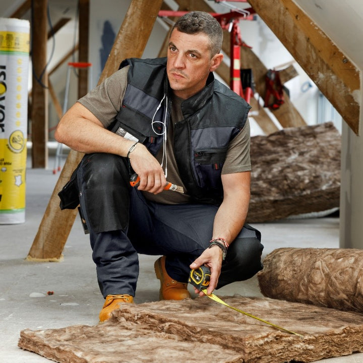 Couvreur en action avec pantalon LMA Argile