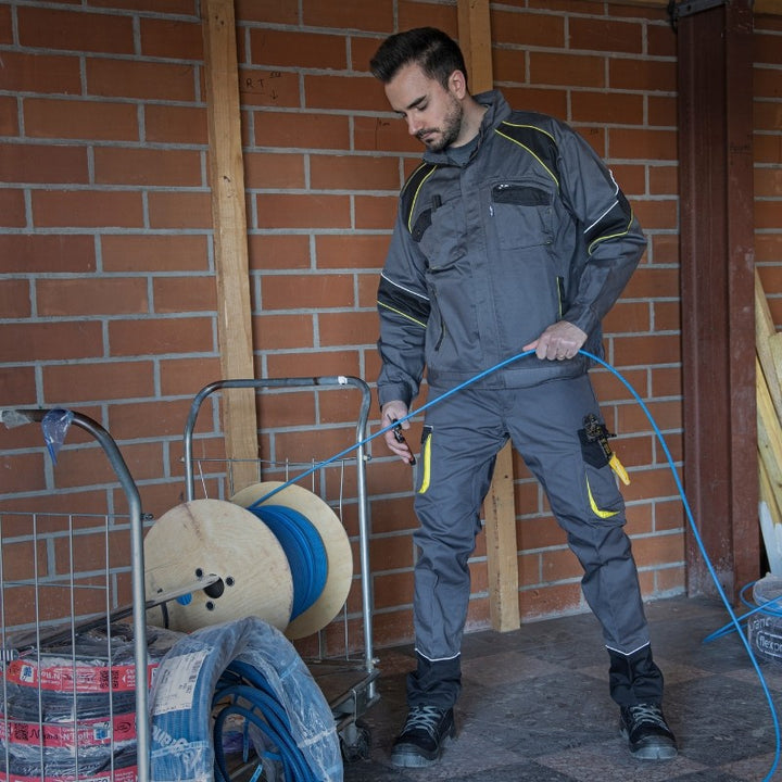 Electricien en action portant le pantalon Séchoir de LMA workwear