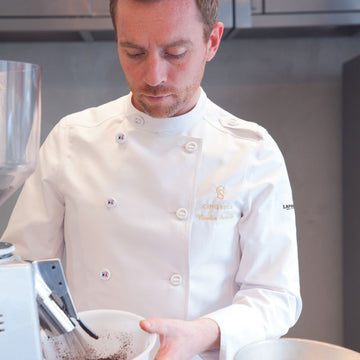 Veste de cuisine portée par un cuisinier Canopee Blanc Lafont