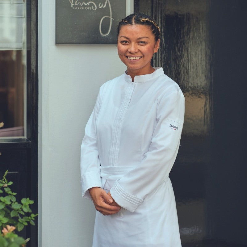 Veste de cuisine femme Cristal Lafont portée par une restauratrice