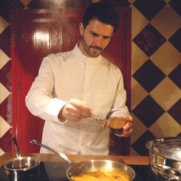 Veste de cuisine homme lafont effervescence portée par un restaurateur