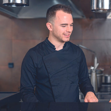 Lemongrass noir homme porté par un restaurateur