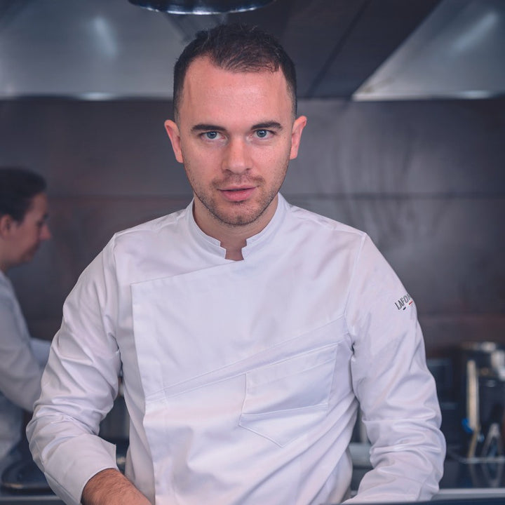 Lemongrass blanc homme porté par un restaurateur