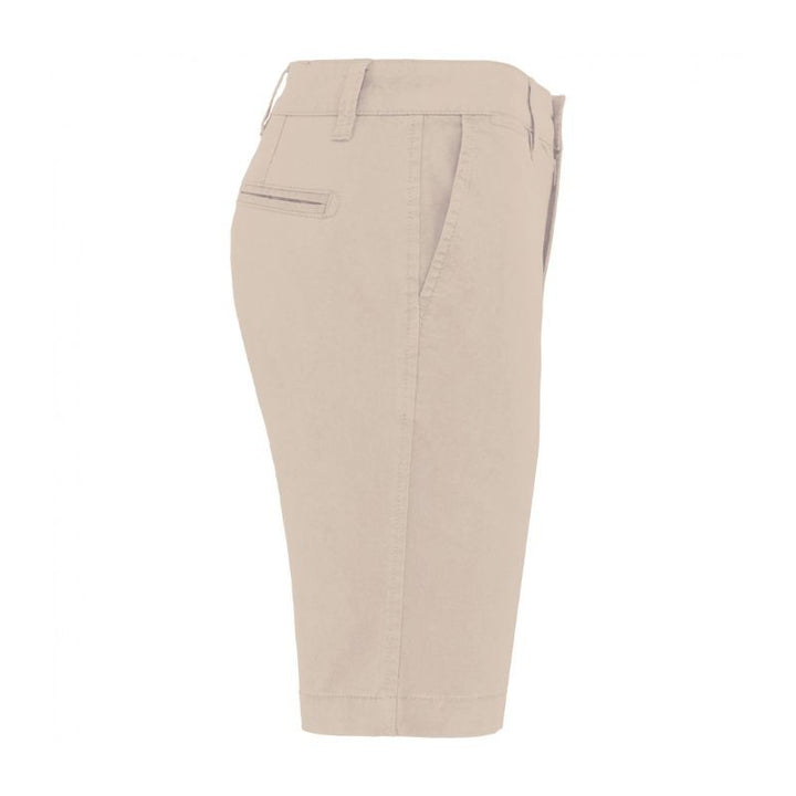 short chino homme beige de côté