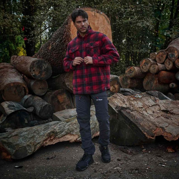 Bucheron portant des chaussures de Sécurité Ben U Power