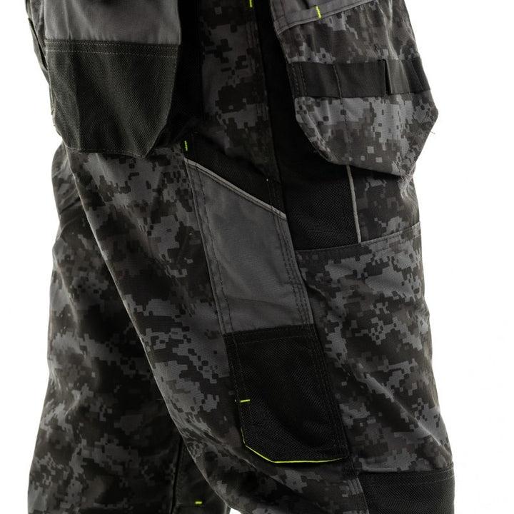 Zoom sur les tissus et motifs du pantalon Donjon de LMA