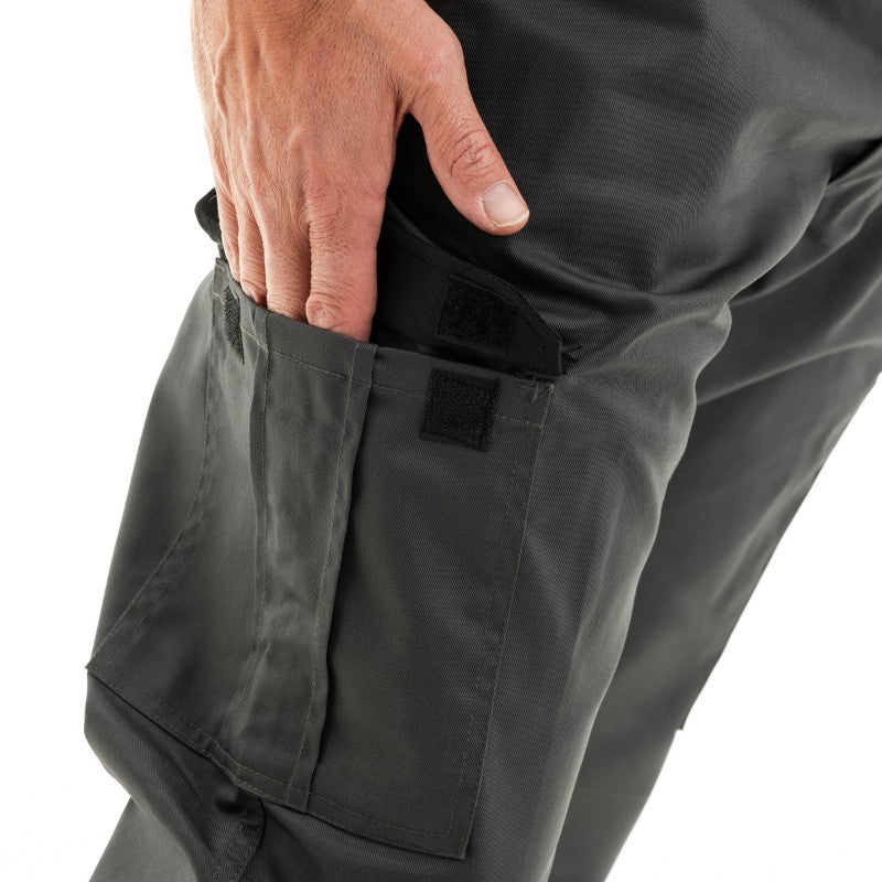 Sur une poche cargo du pantalon de travail homme Perceuse Multipoches Gris de LMA