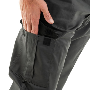 Sur une poche cargo du pantalon de travail homme Perceuse Multipoches Gris de LMA