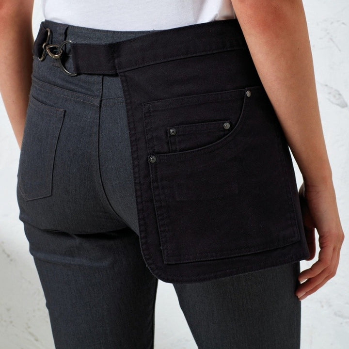 Tablier court de service avec poche, porté par une serveuse