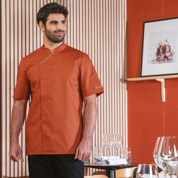 Veste de Cuisine Terracotta Manches Courtes - ROBUR portée par un cuisinier
