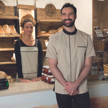 Chasuble mise en situation dans une boulangerie. Veste de boulanger : abax ecru de Robur