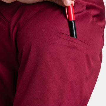 zoom sur la poche manche de la veste de cuisine homme bordeaux, modèle Texas de Manelli