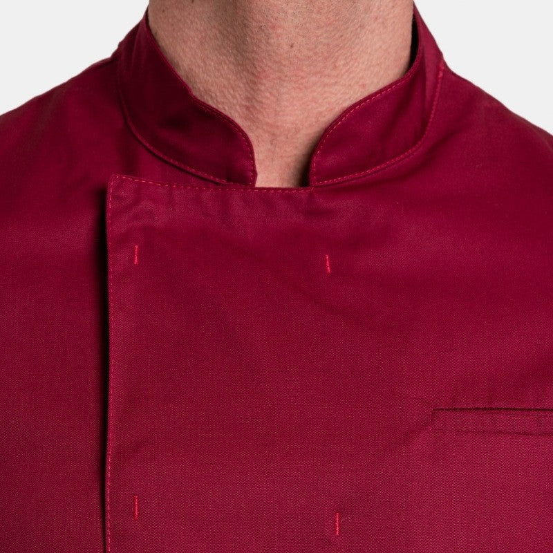 Sur le col de la veste de cuisine Texas bordeaux et ses boutons cachés