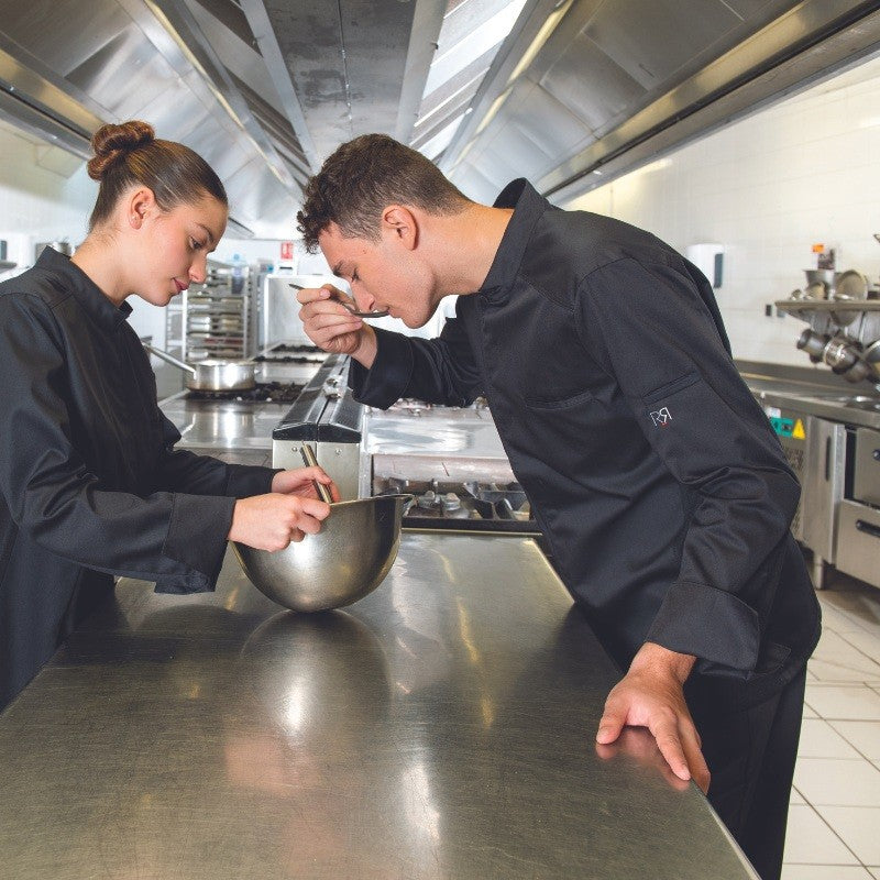 PHOTO AMBIANCE VESTE DE CUISINE ABAX NOIR DANS UN RESTAURANT; VESTE DE CUISINE POUR PROFESSIONNEL