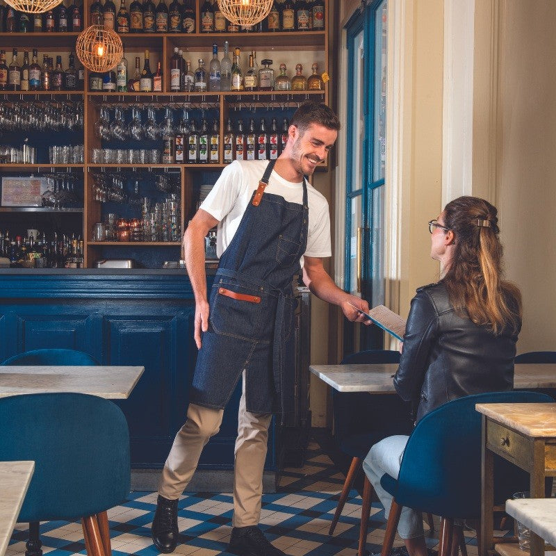 Photo dans un restaurant, serveur portant le tablier Harold Brut de Robur