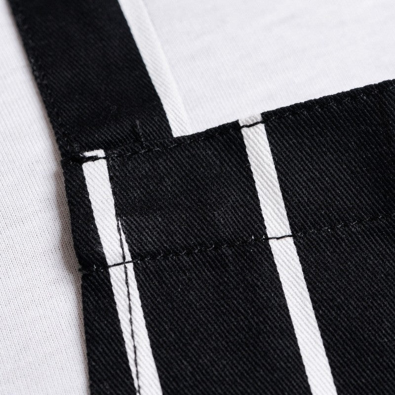 Détail des rayures blanches du tablier à bavette noir PR110