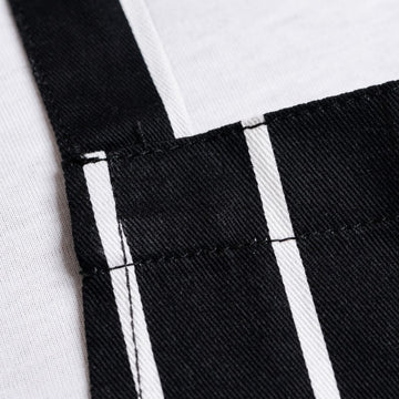 Détail des rayures blanches du tablier à bavette noir PR110