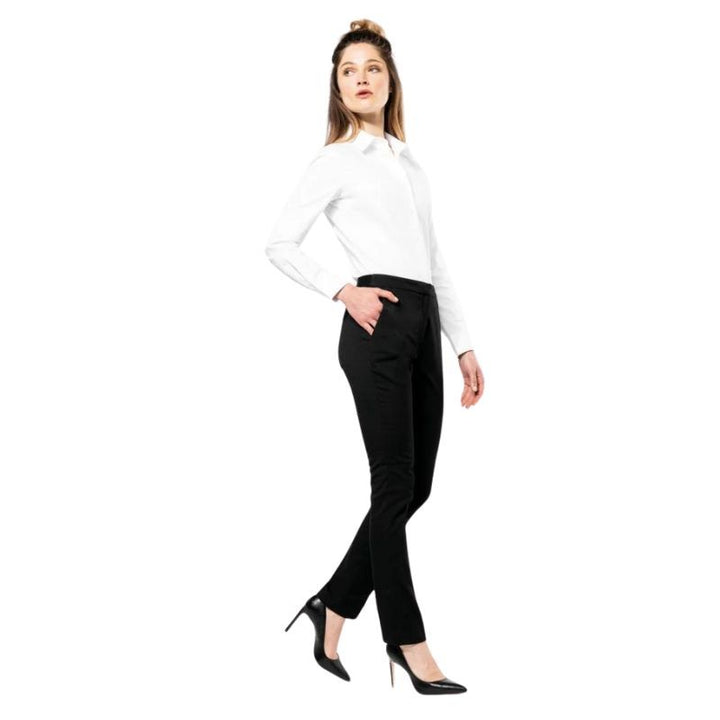 Pantalon de travail femme idéal pour les métiers du service