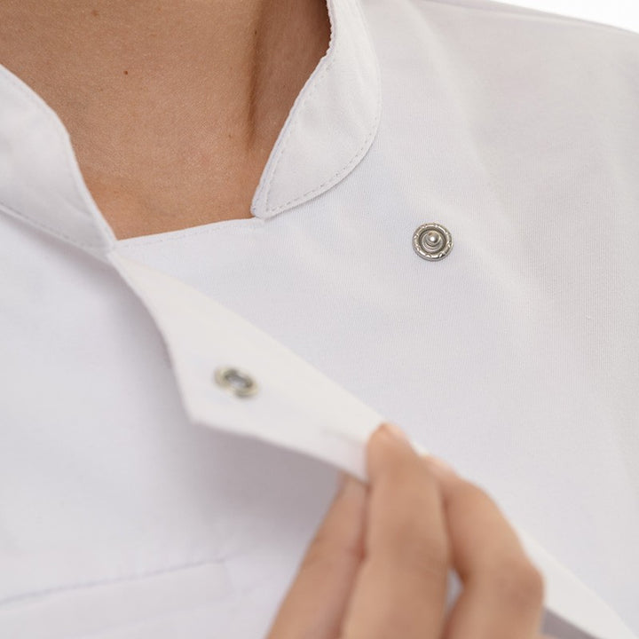 Détail de la fermeture par bouton pression veste de cuisine Californie blanche