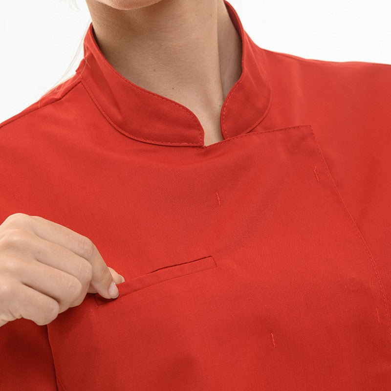 Détail de la veste de cuisine Californie Rouge et de sa poche poitrine