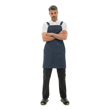 Mannequin qui porte le tablier en jeans 406 de la marque Lafont