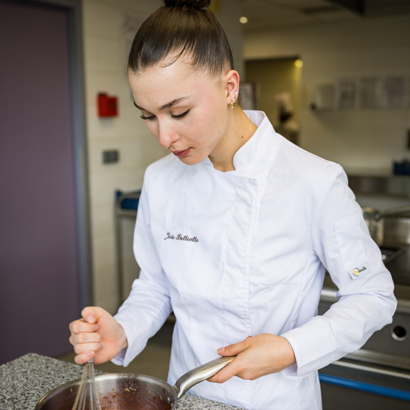 Veste de cuisine Manelli, mise en scène avec la cuisinière Jade Belleville et sa Lady brodée